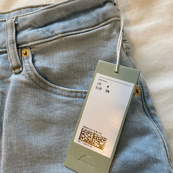 H&M light denim high rise mom jean shorts. Size 4. - Picture 3 of 6